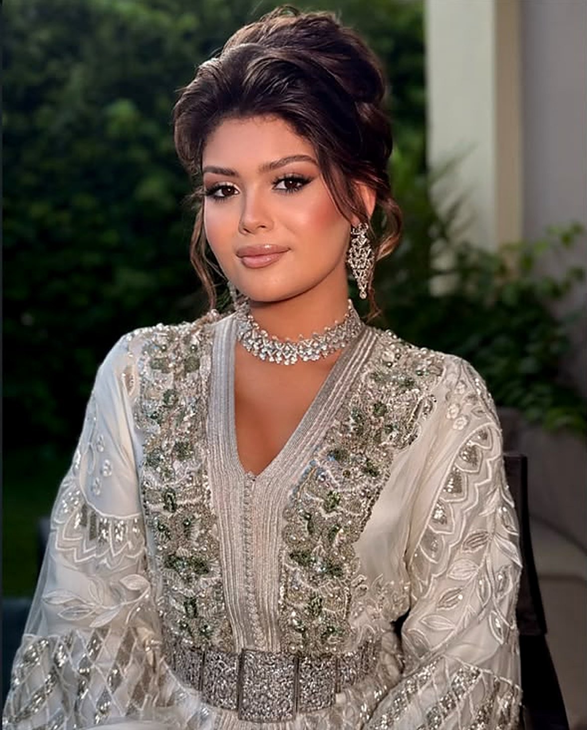 Chignon flou et caftan blanc