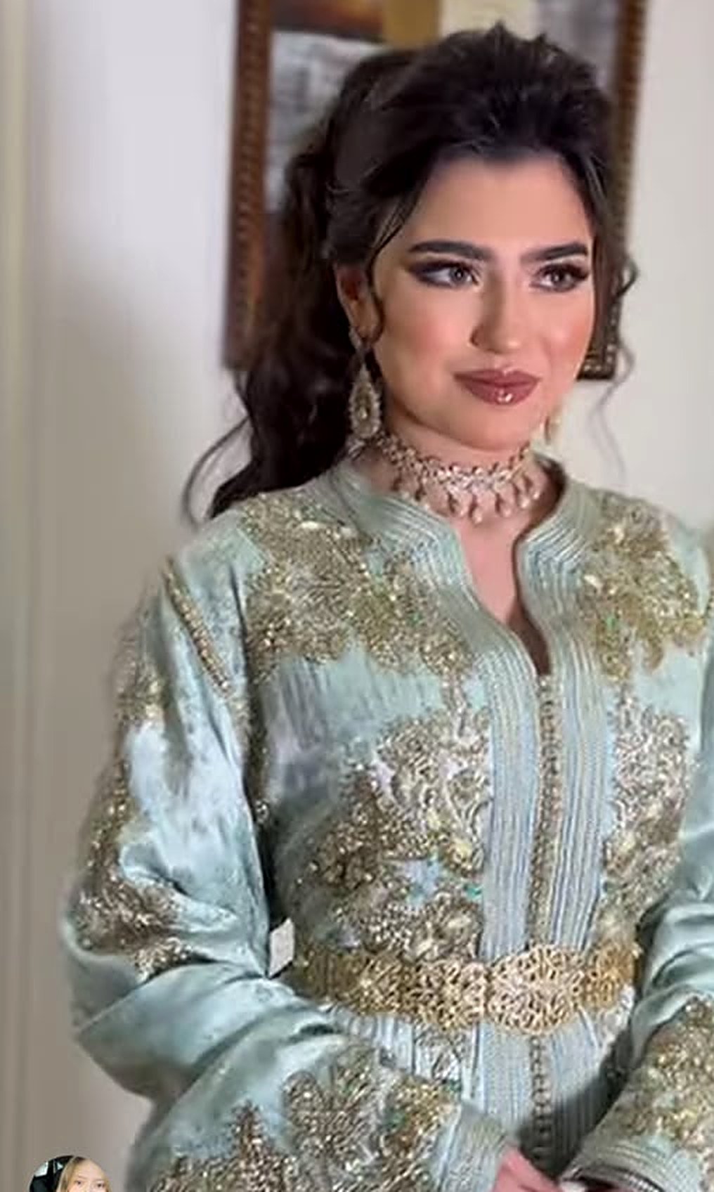 Mariée en caftan menthe brodé