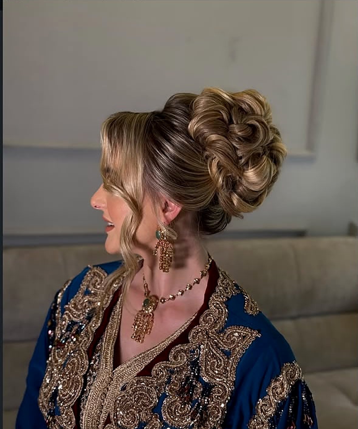 Chignon bouclé blond