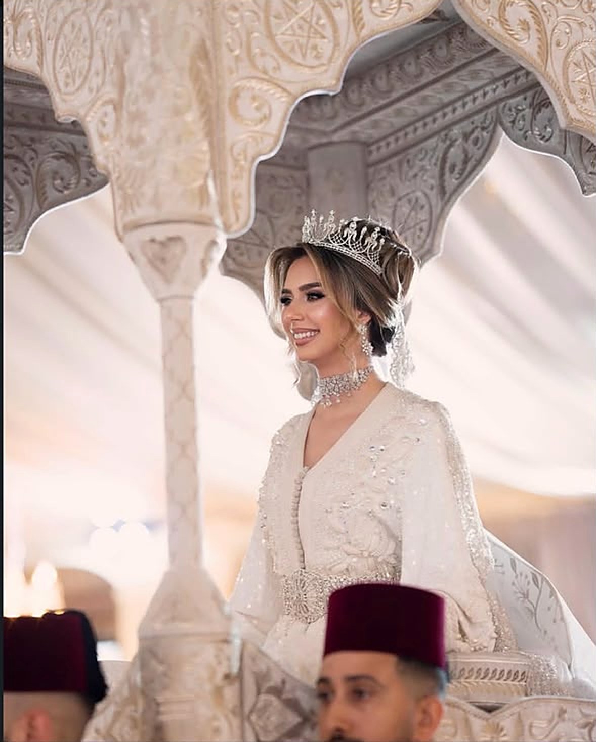 Mariée sur l'amaria en caftan blanc