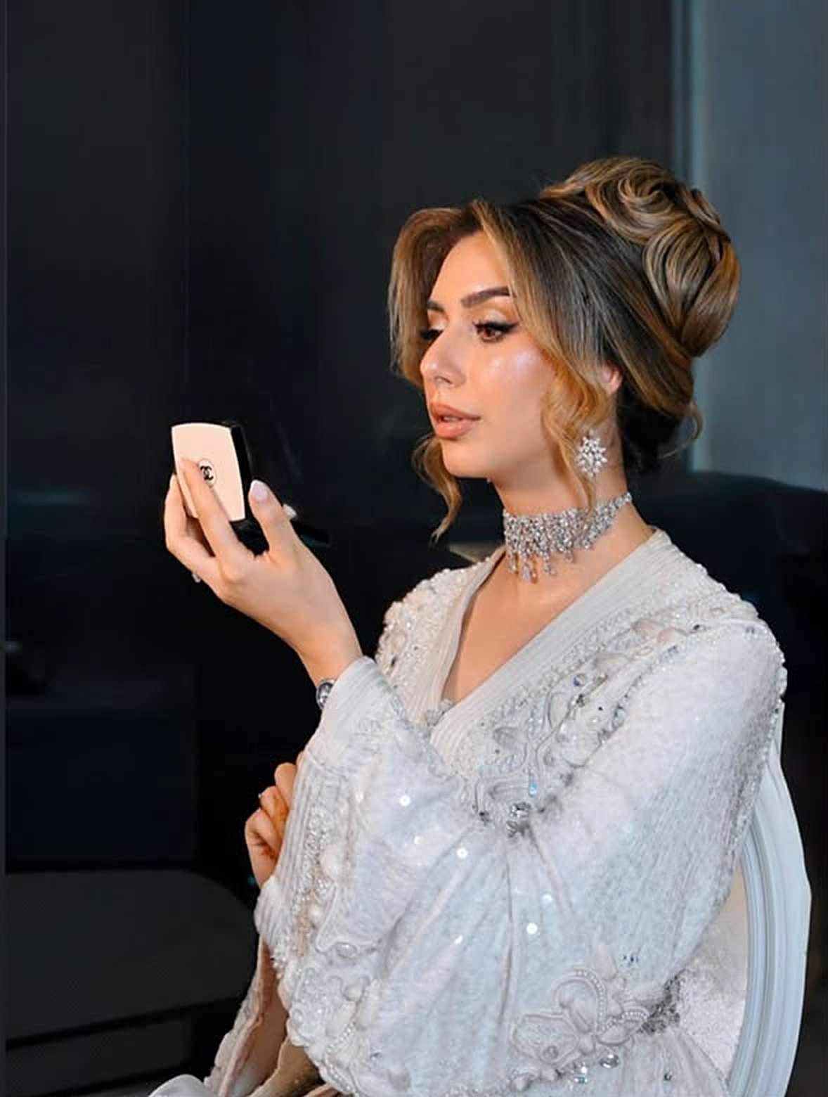 Mariée en blanc avec chignon